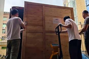 Ko'p sonli silindrsimon batareyalarni yig'ish mashinalari jo'natildi